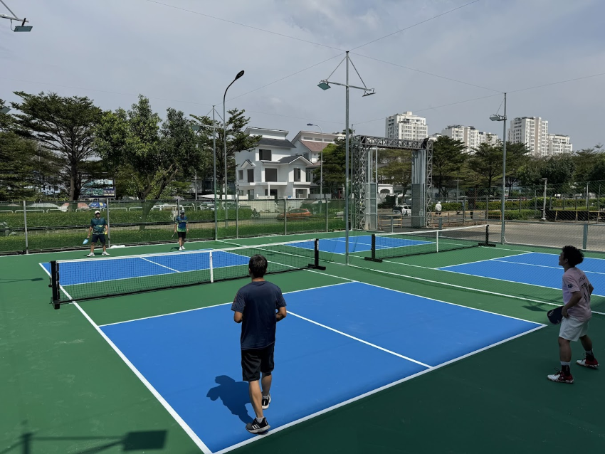 Sân Sky Pickleball Quận 7 với không gian mở và các sân chơi tiêu chuẩn