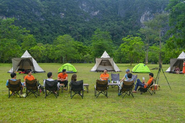 Lều cắm trại ven biển Quảng Bình với cảnh hoàng hôn tuyệt đẹp, trải nghiệm cắm trại lý tưởng.