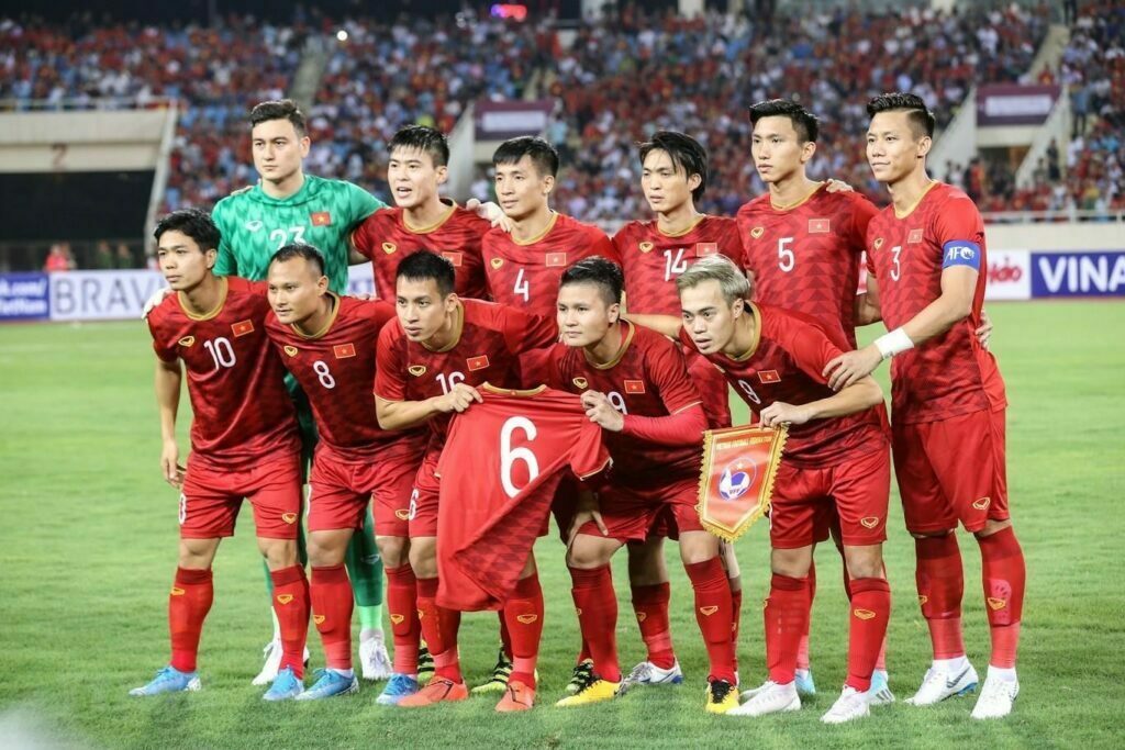 Đội tuyển Việt Nam mặc áo cầu thủ bóng đá truyền thống, sẵn sàng cho trận đấu quan trọng.