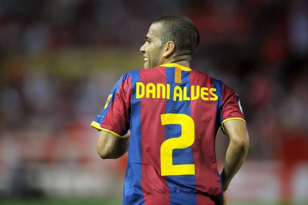 Hậu vệ cánh Dani Alves trong chiếc áo cầu thủ bóng đá, thể hiện vai trò công thủ toàn diện.