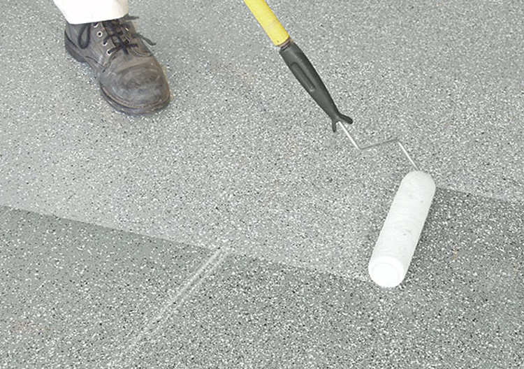 Sơn chống trượt Rust-Oleum chuyên dụng giúp cải thiện an toàn cho mặt sân trơn trượt