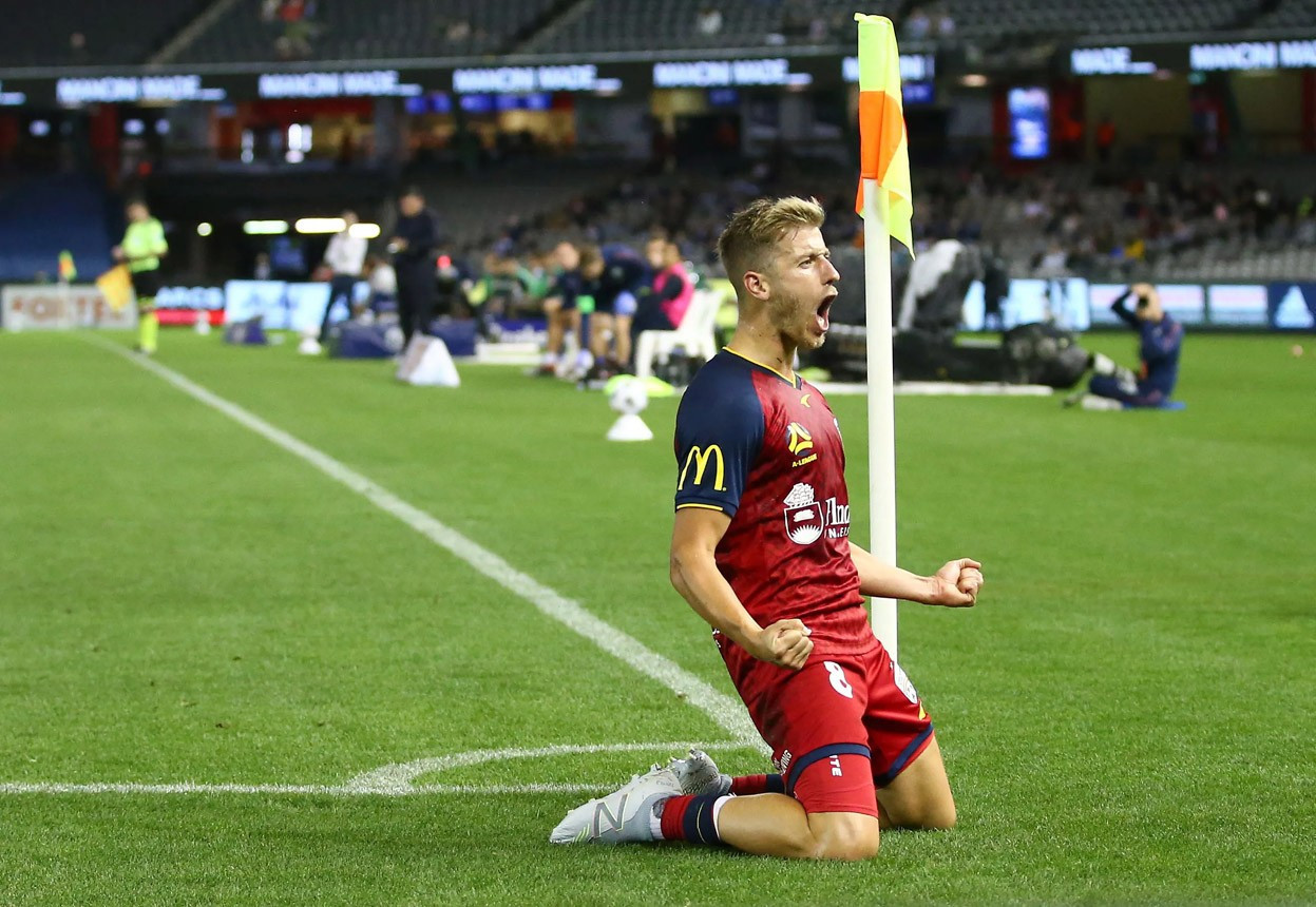 Stefan Mauk thi đấu chuyên nghiệp, đại diện cho Adelaide United trên sân cỏ