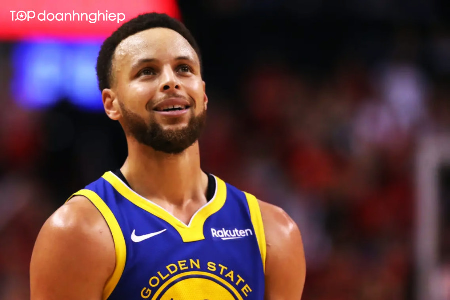Stephen Curry, siêu sao cách mạng hóa ném ba điểm, là cầu thủ bóng rổ giỏi nhất thế giới hiện tại