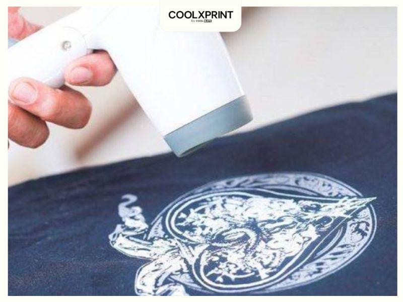 Sử dụng máy sấy tóc để làm mềm lớp keo in trên áo đá bóng