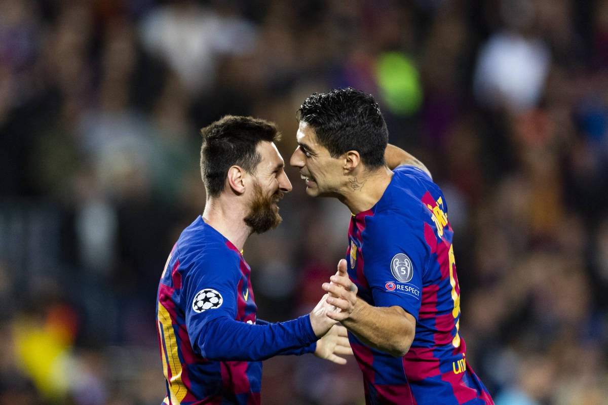 Sự phối hợp giữa Lionel Messi và Luis Suarez, minh họa vai trò kiến tạo của CF trong bóng đá