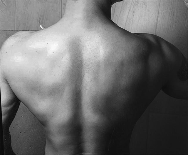 Nữ giới tập luyện kỹ thuật squat đúng cách trong phòng gym, minh họa kinh nghiệm tập gym hiệu quả