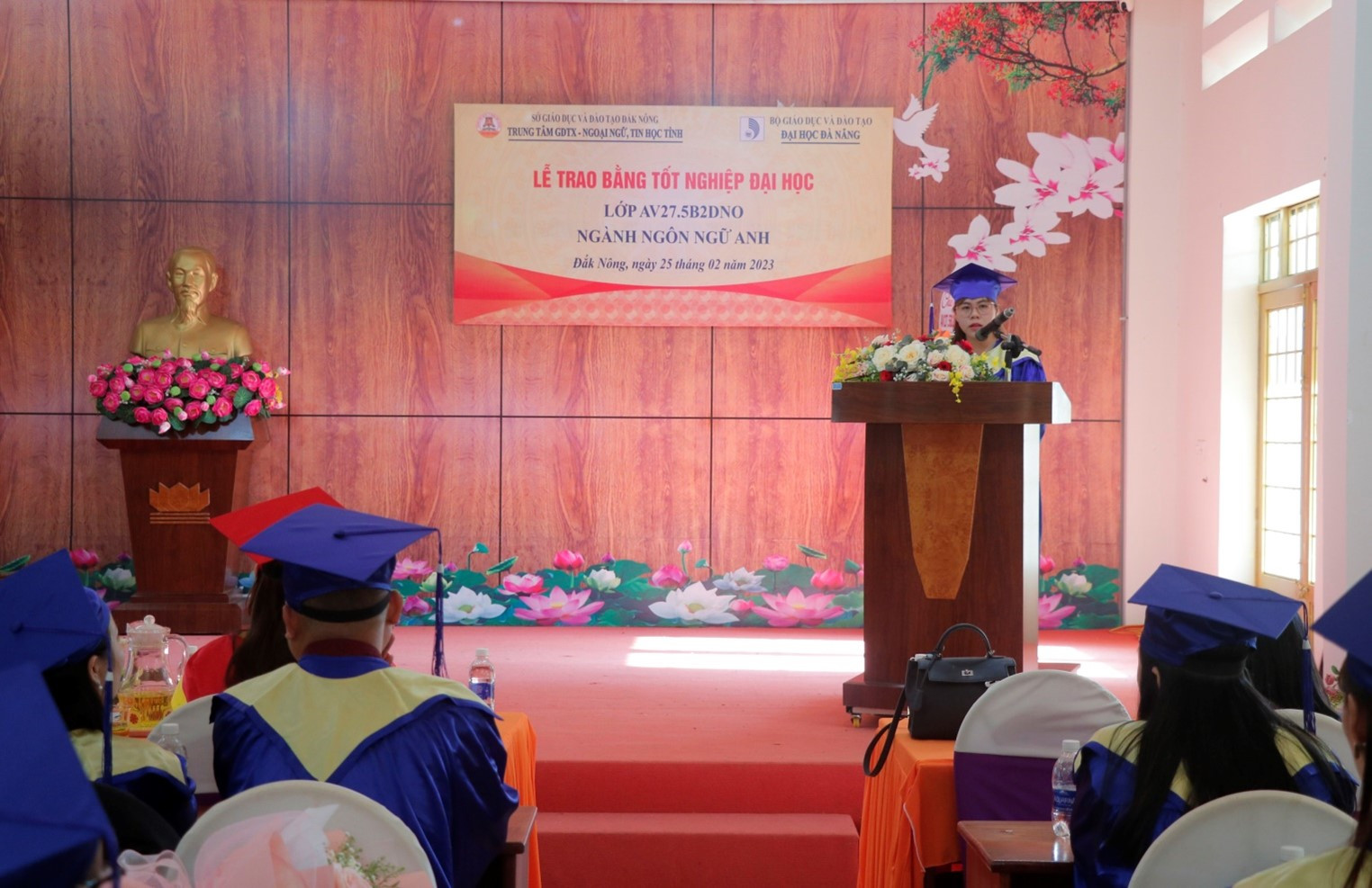 Tân cử nhân Trần Thị Hương Quỳnh phát biểu cảm tưởng, chia sẻ kinh nghiệm học tập và thành công, điều này cũng tương tự như việc người chơi soi kèo bóng rổ cần chia sẻ và học hỏi kinh nghiệm để cải thiện kết quả.
