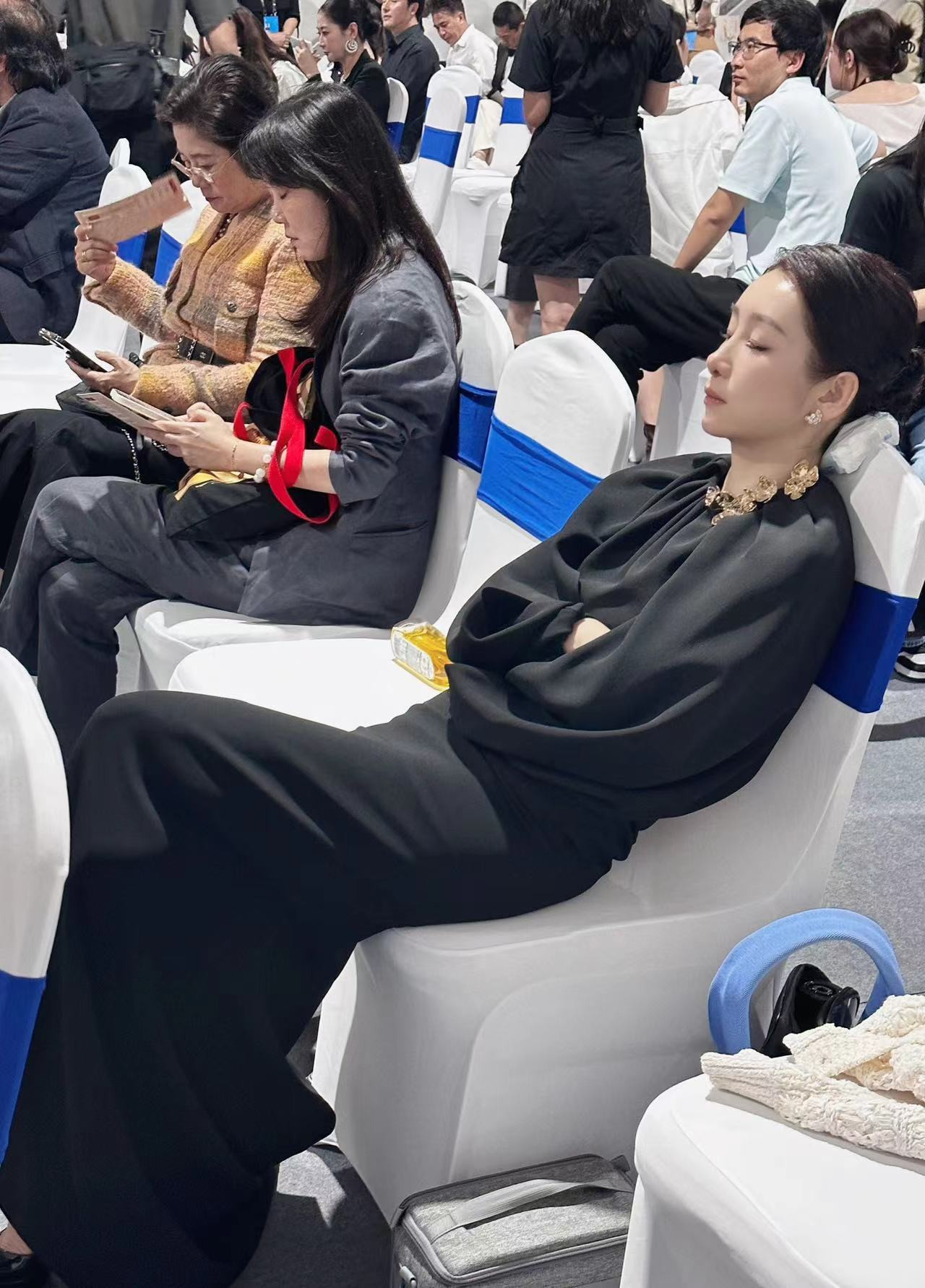 Tần Hải Lộ ngủ gật tại lễ trao giải Kim Kê, thể hiện sự mệt mỏi nhưng vẫn giữ thần thái