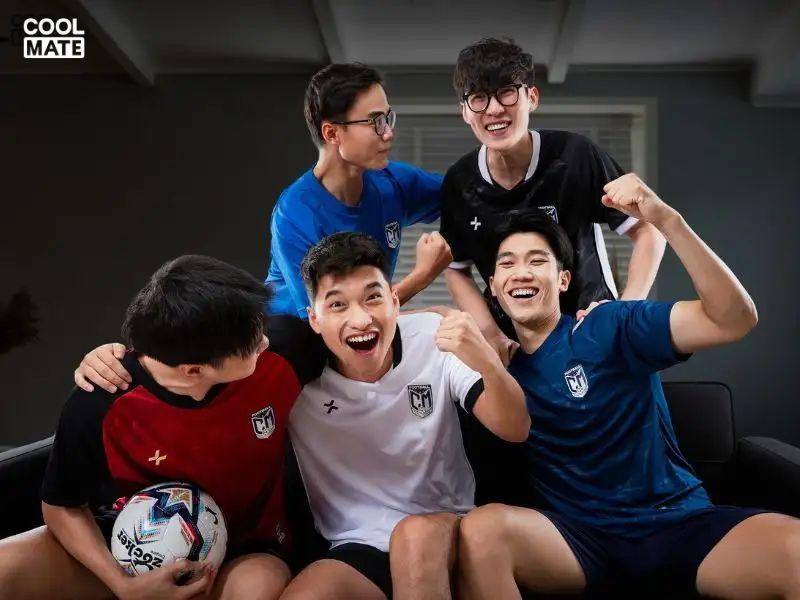 Tận hưởng tinh thần bóng đá với bạn bè