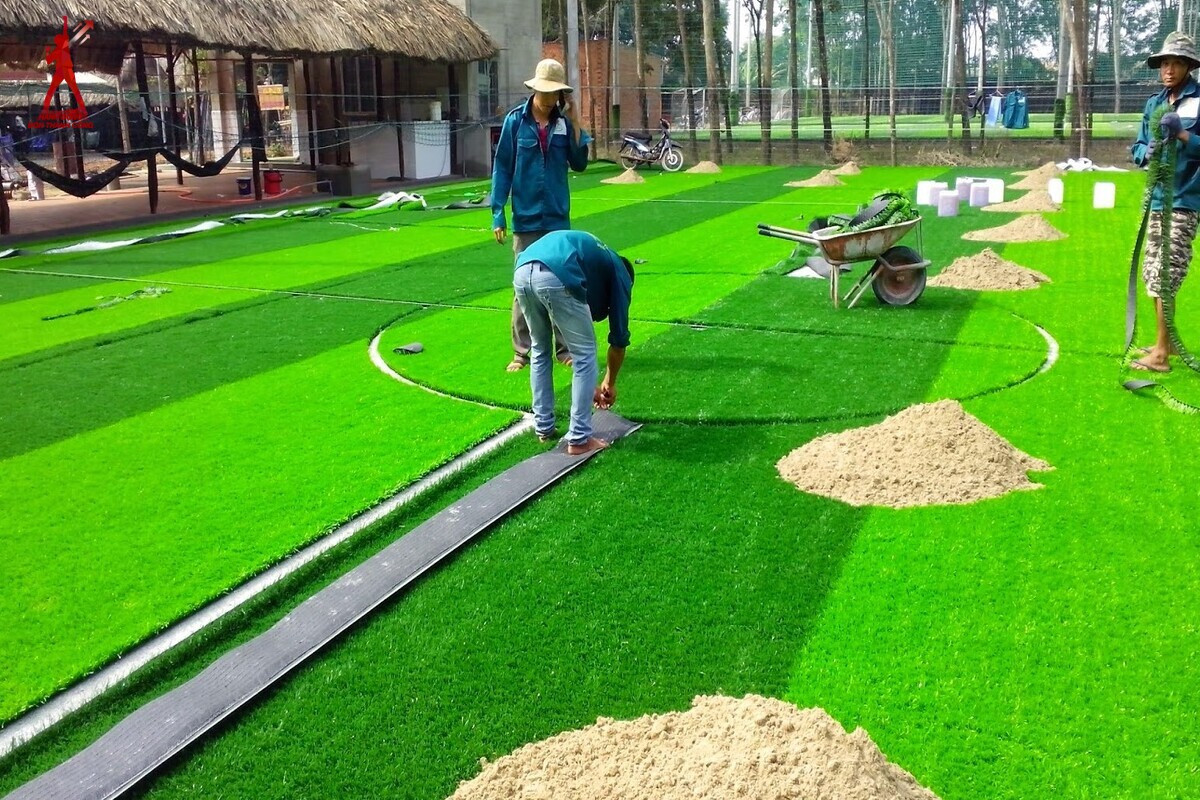 Tạo độ dốc thoát nước hiệu quả cho mặt bằng sân bóng đá