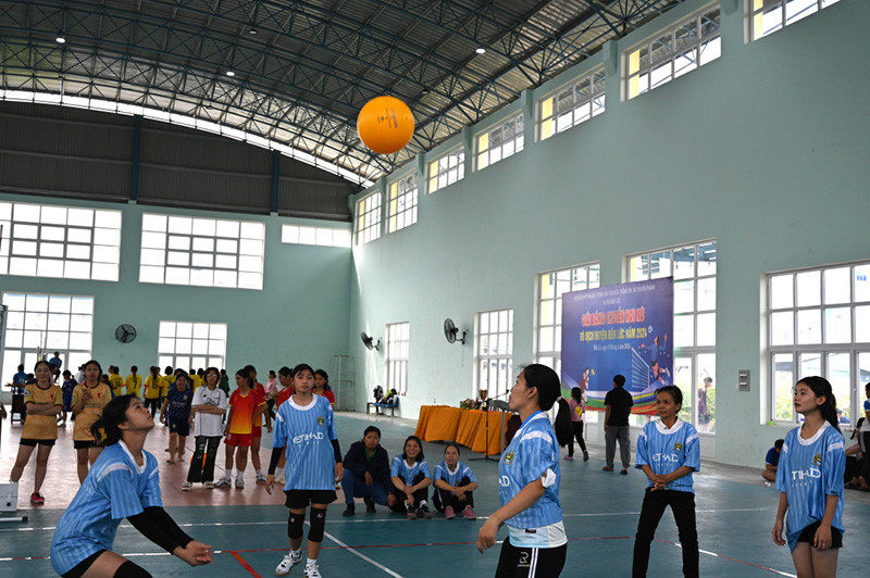 Tập luyện đánh bóng chuyền hơi đúng kỹ thuật giúp tránh các lỗi tấn công sai luật