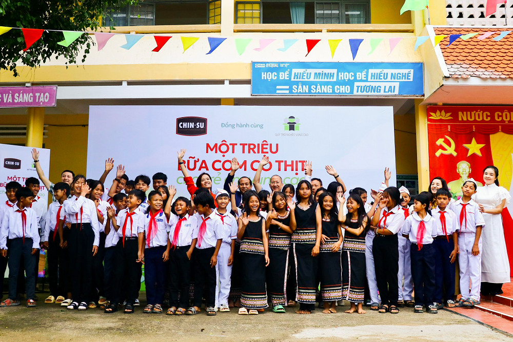 Tập thể đại diện nhãn hàng tài trợ CHIN-SU và Quỹ Trò nghèo Vùng cao cùng các thầy cô giáo tại sự kiện khởi động chương trình &quot;Một triệu bữa cơm có thịt&quot;