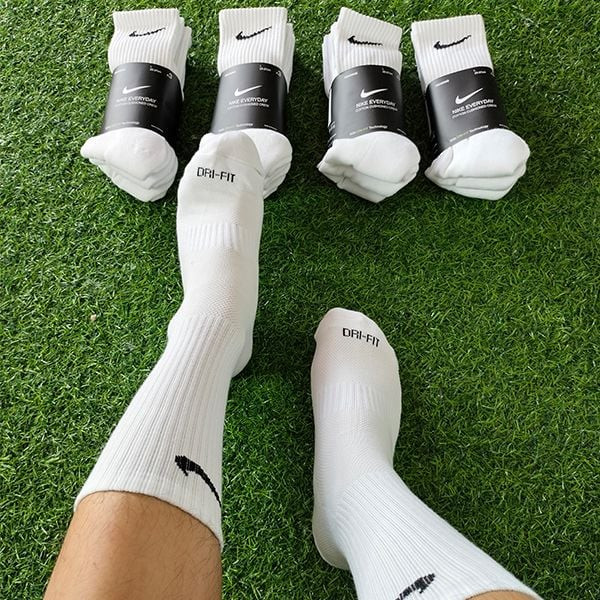 Tất đá bóng Nike cùng giày đá banh