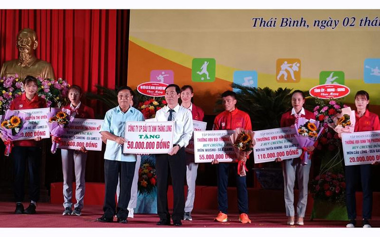 Đại diện doanh nghiệp trao thưởng cho vận động viên và huấn luyện viên xuất sắc tại SEA Games 31
