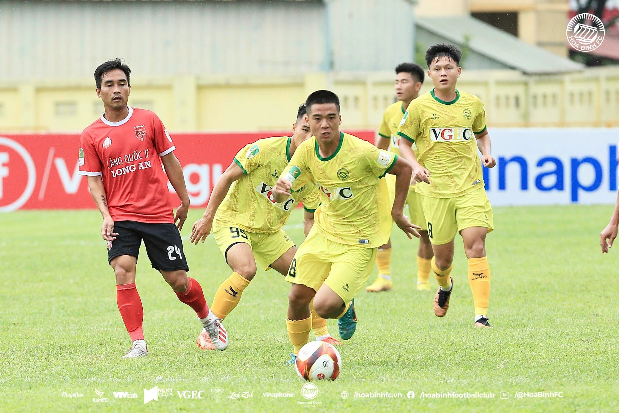 Thần đồng bóng đá Việt Nam Trần Gia Huy trong màu áo Hoà Bình FC