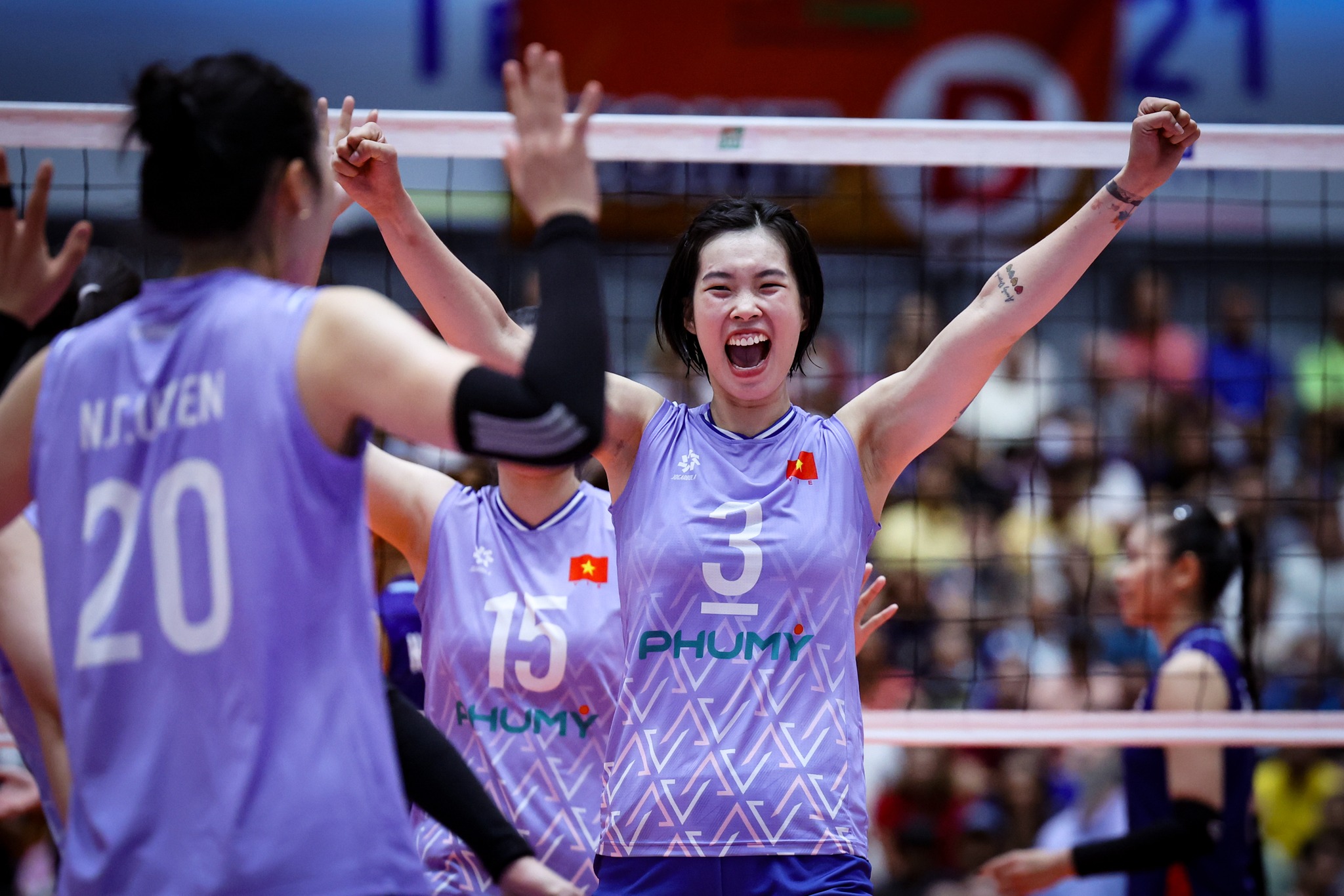 Cầu thủ Trần Thị Thanh Thúy và Nguyễn Thị Uyên trong trận đấu bóng chuyền SEA V.League 2025, đóng góp vào kết quả bóng chuyền ngày hôm nay