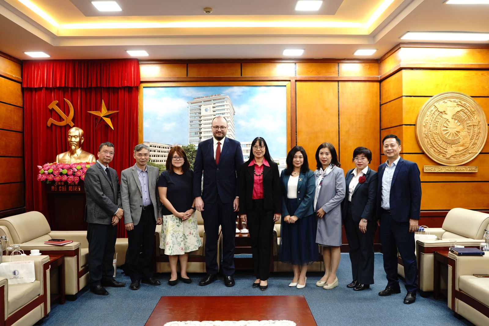 Thắt chặt hợp tác quốc tế giữa Trường Đại học Luật Hà Nội và Đại học East Anglia, nâng cao năng lực nghiên cứu và phân tích, giống như việc soi kèo bóng đá U23 Châu Á đòi hỏi thông tin đa chiều.