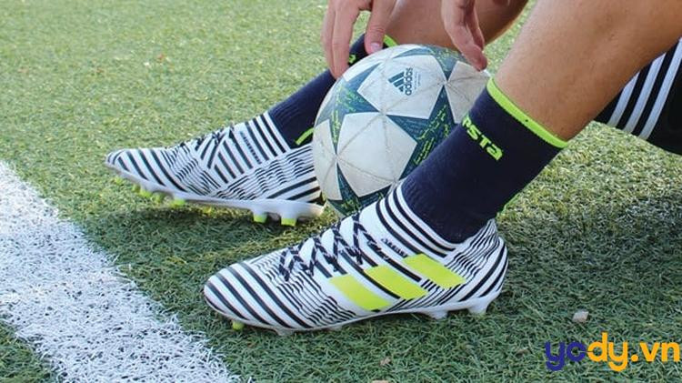 Thắt giày bóng đá kiểu giấu dây gọn gàng tạo diện mạo hiện đại và ổn định