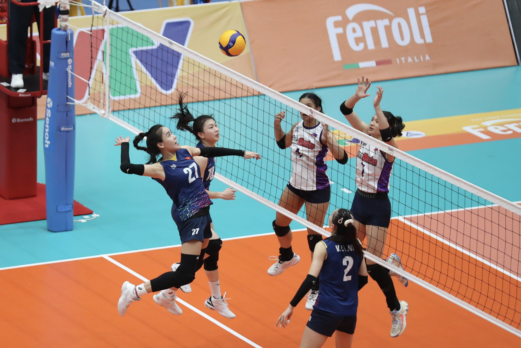 Thầy trò HLV Nguyễn Trọng Linh của Việt Nam 2 để lại nhiều cảm xúc ở VTV Cup 2023