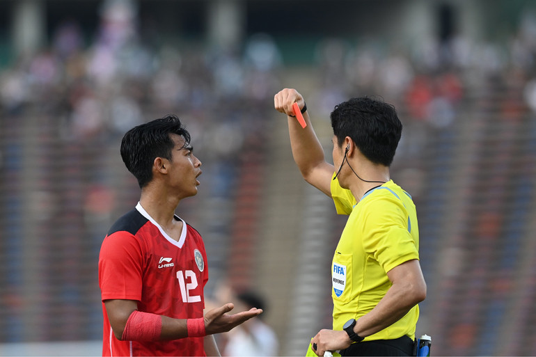 Thẻ đỏ đáng tiếc của Pratama Arhan khiến U22 Indonesia thi đấu thiếu người trong hiệp hai trận bán kết SEA Games 32.