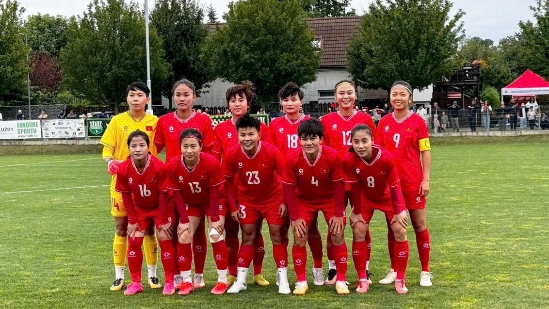 Pha tranh bóng quyết liệt trong một trận đấu thuộc giải Veikkausliiga, quyết định vị trí các đội trên bảng xếp hạng bóng đá Phần Lan