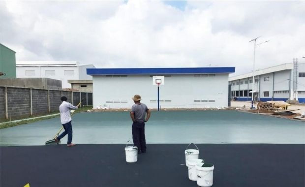 Thi công lớp sơn phủ bề mặt sân bóng rổ