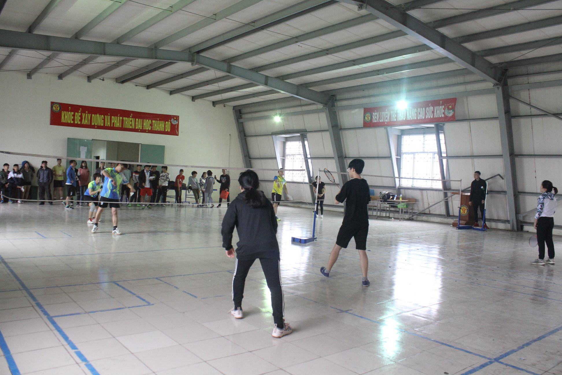 Thi đấu cầu lông đôi nam nữ tại Hội thao sinh viên, thể hiện sự đa dạng của phong trào thể thao Đại học Thành Đô và ảnh hưởng đến câu lạc bộ bóng đá Thành Đô Dung Thành