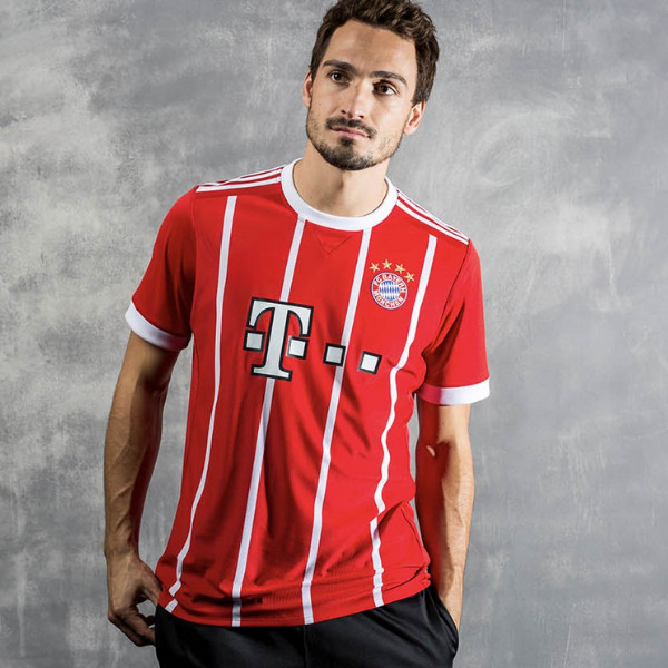 Thiết kế áo đá bóng Bayern Munich sân nhà 2017-2018, lấy cảm hứng từ thập niên 70