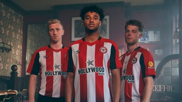 Thiết kế áo đấu Brentford cùng logo tài trợ Hollywoodbets