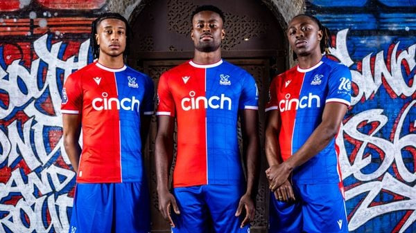 Thiết kế áo đấu Crystal Palace với Cinch là nhà tài trợ chính