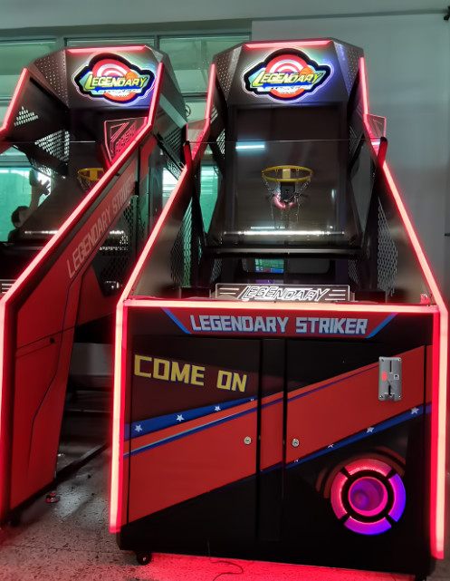 Thiết kế chính diện máy game ném bóng rổ Striker với đèn LED rực rỡ