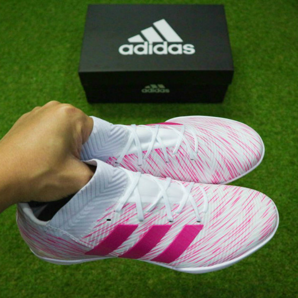 Thiết kế cổ giày chữ V của giày đá bóng màu hồng Nemeziz 18.3 TF
