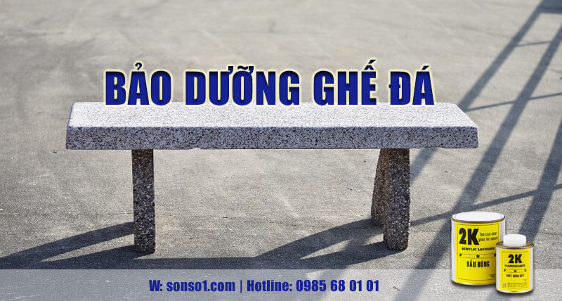 Thợ thi công sơn bóng 2k cho bề mặt ghế đá, tăng cường độ bền và thẩm mỹ