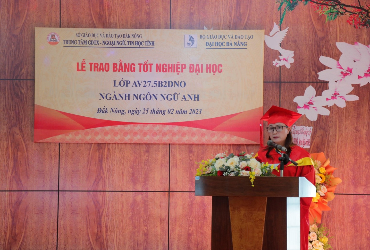 ThS. Nguyễn Thị Thu Hương, Phó Giám đốc Trung tâm ĐTTX - ĐHĐN phát biểu tại lễ tốt nghiệp, nhấn mạnh tầm quan trọng của việc học hỏi liên tục và phân tích thông tin, những kỹ năng cũng cần thiết để soi kèo bóng rổ thành công.