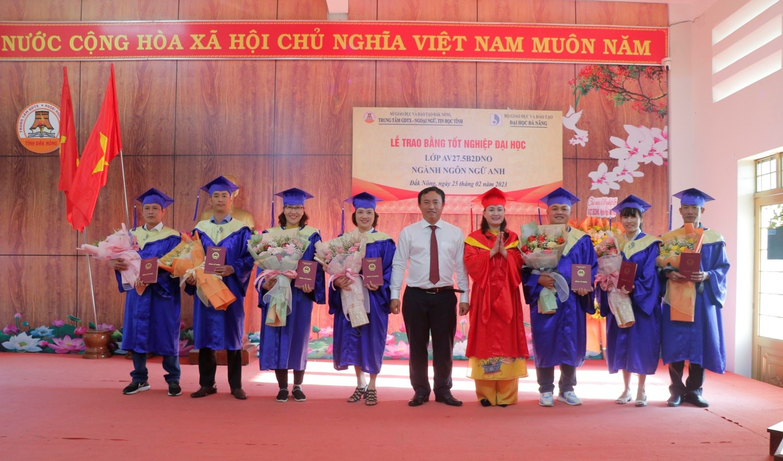 ThS. Nguyễn Thị Thu Hương trao bằng tốt nghiệp cho các tân cử nhân, biểu tượng của sự công nhận thành tựu và sự chuyển giao kiến thức, tương tự như việc soi kèo bóng rổ cần sự công nhận từ kinh nghiệm và chuyển giao các phương pháp hiệu quả.