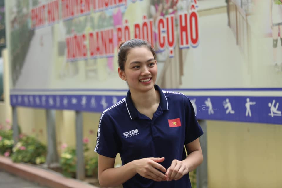 Thu Hoài cao 1,73m, hình thể chuẩn như người mẫu, gương mặt thanh tú cùng nụ cười má lúm đồng tiền gây thương nhớ của hoa khôi bóng chuyền