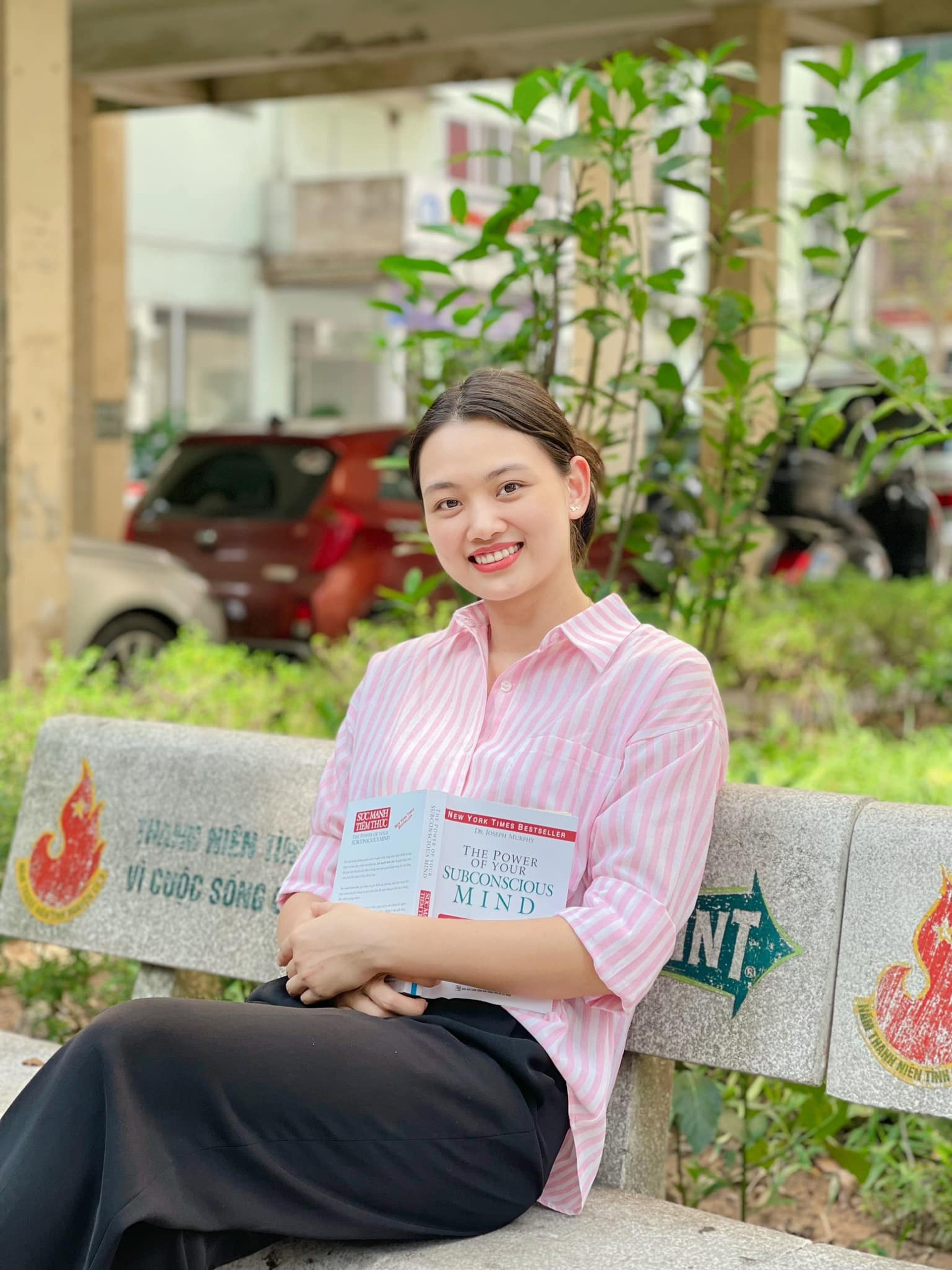 Thu Hoài trong trang phục dạo phố, thể hiện vẻ đẹp thanh thoát