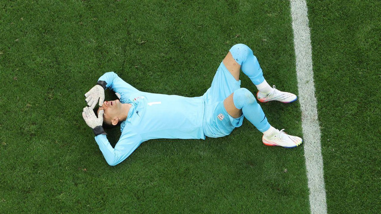 Thủ môn Alireza Beiranvand chấn thương trong trận Anh vs Iran, minh họa lý do đá bù giờ kéo dài tại World Cup 2022.