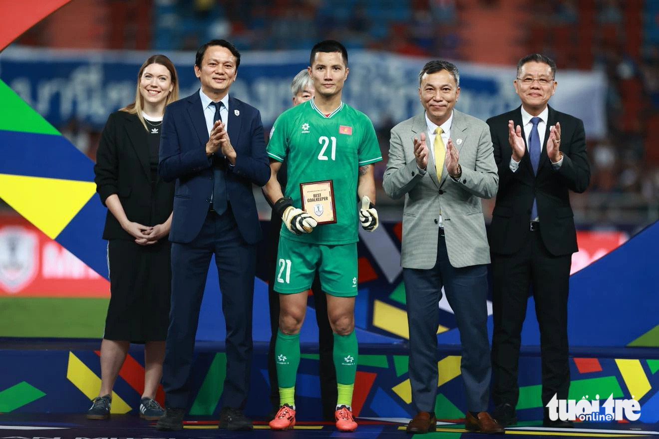 Thủ môn bắt chính Nguyễn Đình Triệu nhận danh hiệu xuất sắc nhất ASEAN Cup