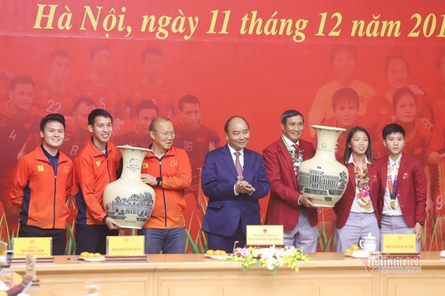 Thủ tướng Nguyễn Xuân Phúc chúc mừng đội tuyển bóng đá quốc gia Việt Nam 2019 sau thành công rực rỡ tại SEA Games 30