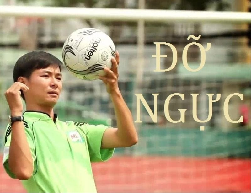 Thực hiện bài tập kiểm soát bóng bằng ngực