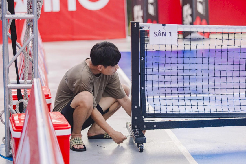 Thực hiện đo chiều cao lưới pickleball
