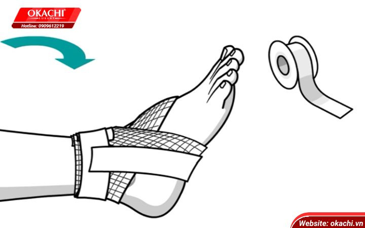 Thực hiện kỹ thuật tạo bàn đạp (stirrup) để tăng cường hỗ trợ cổ chân trong cách băng chân khi đá bóng