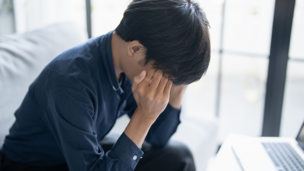 Thức khuya xem đá bóng có thể khiến cơ thể mệt mỏi, dễ cáu gắt hay suy giảm trí nhớ