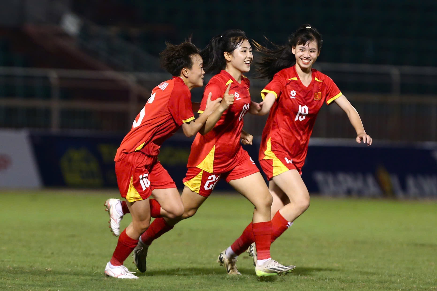 Thúy Nga ăn mừng bàn thắng san bằng tỷ số cho U19 nữ Việt Nam trận đấu vừa qua