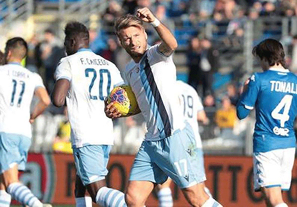 Tiền đạo Ciro Immobile, một số 9 cổ điển tiêu biểu, ghi bàn cho Lazio