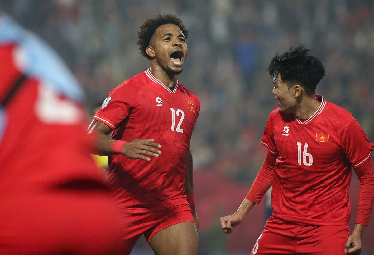 Tiền đạo Nguyễn Xuân Son ăn mừng bàn thắng, góp phần vào kết quả bóng đá Việt Nam và Thái Lan tại chung kết AFF Cup