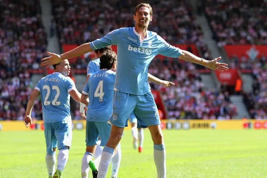 Tiền đạo số 9 cổ điển Peter Crouch