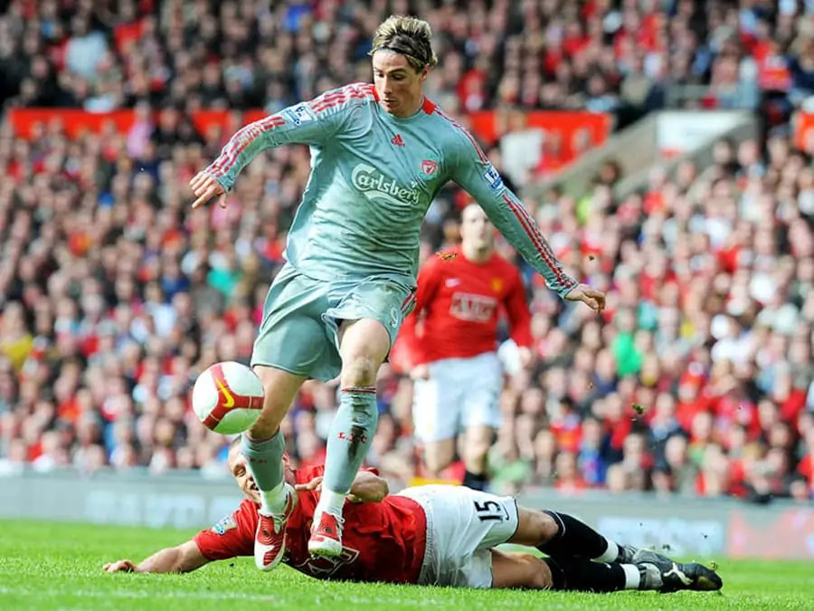 Tiền đạo số 9 hiện đại Fernando Torres trong màu áo Liverpool