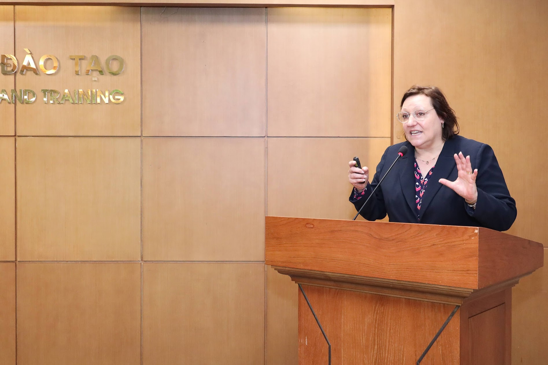Tiến sĩ Victoria Clark, Hội đồng Anh, chia sẻ kinh nghiệm quốc tế về triển khai tiếng Anh trong giáo dục